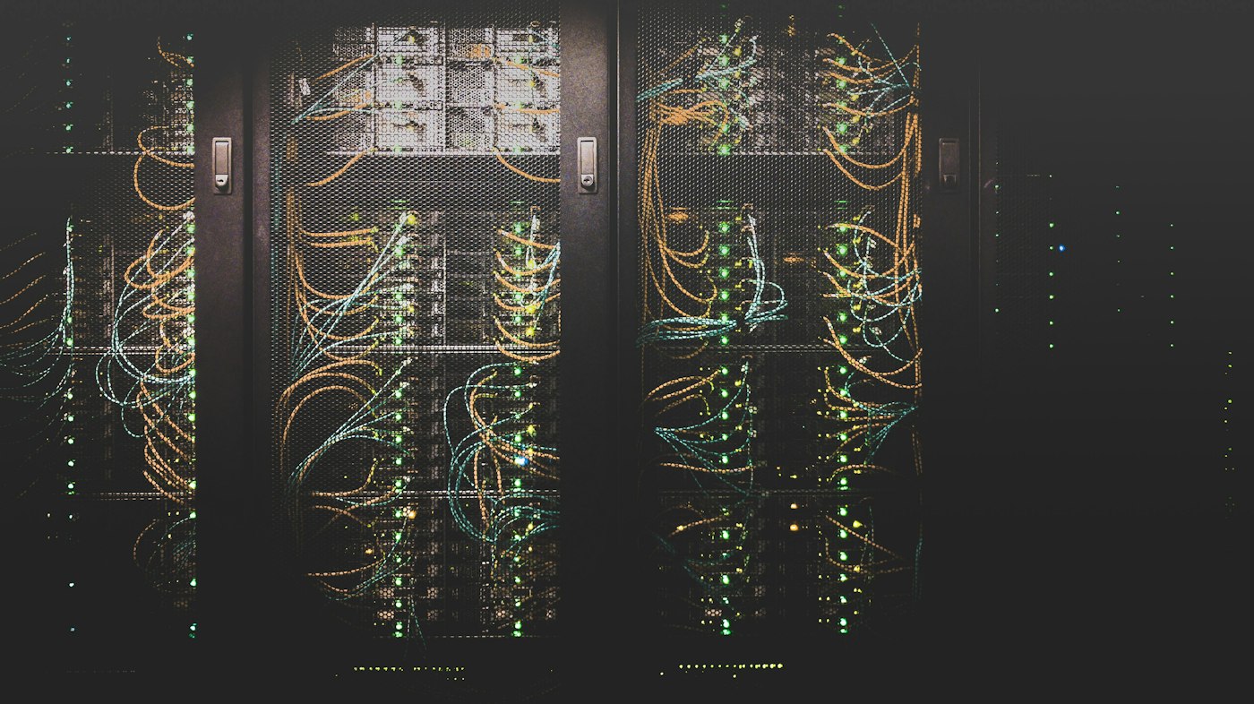 Câblage réseau informatique organisé dans des baies