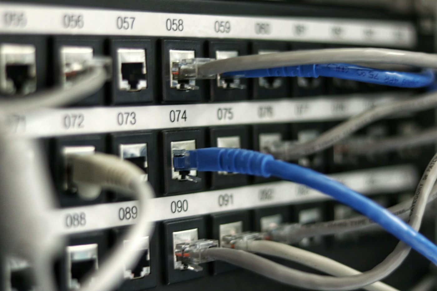 Baie de brassage avec panneau de câbles réseau RJ45