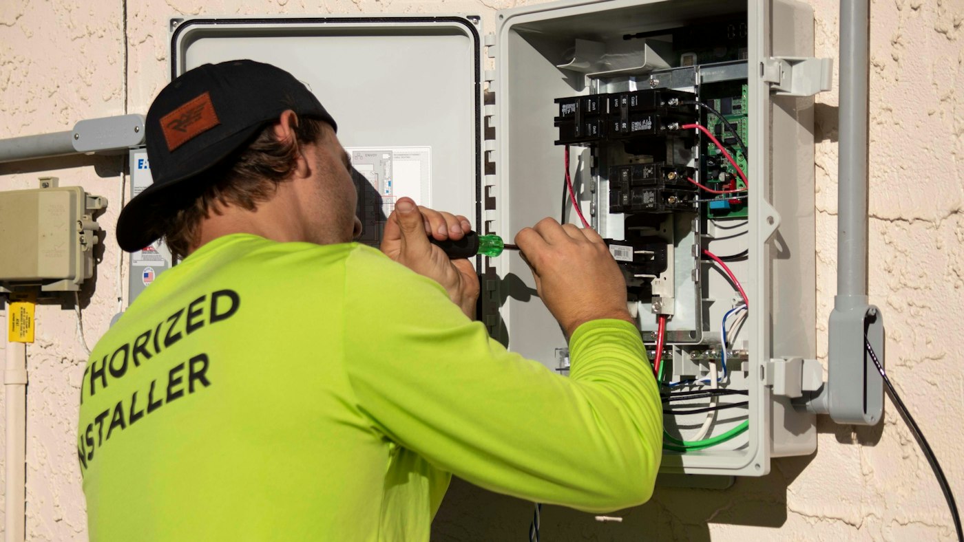 Électricien en dépannage sur une installation électrique